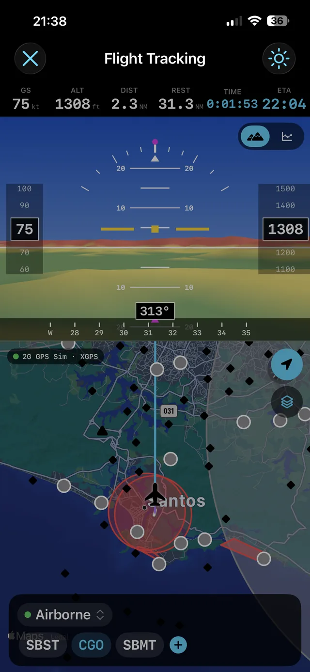 Flight Tracking do 2G Pilot: visão sintética com relevo, fitas de velocidade e altitude, tráfego ADS-B e moving map noturno sobre Santos